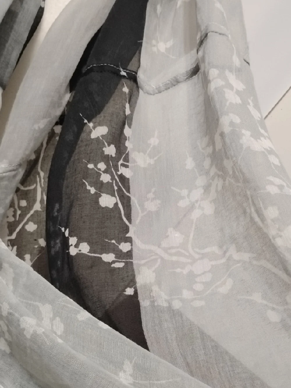 Simple Vera By Vera Wang Sheer‎ Black and White Floral Infinity Scarf